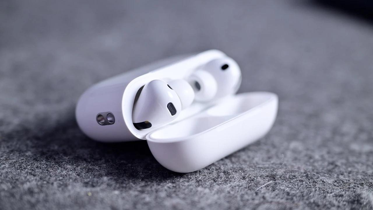 AirPods Pro 3 ile Sessiz Konuşma: IR Kameralarına Dayalı Yeni Nesil Seslendirme Özelliği