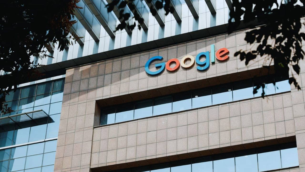 Güçlenen Kod Geliştirme: Yapay Zeka Google’da Kod Üretiminin Eğininin Artırılması